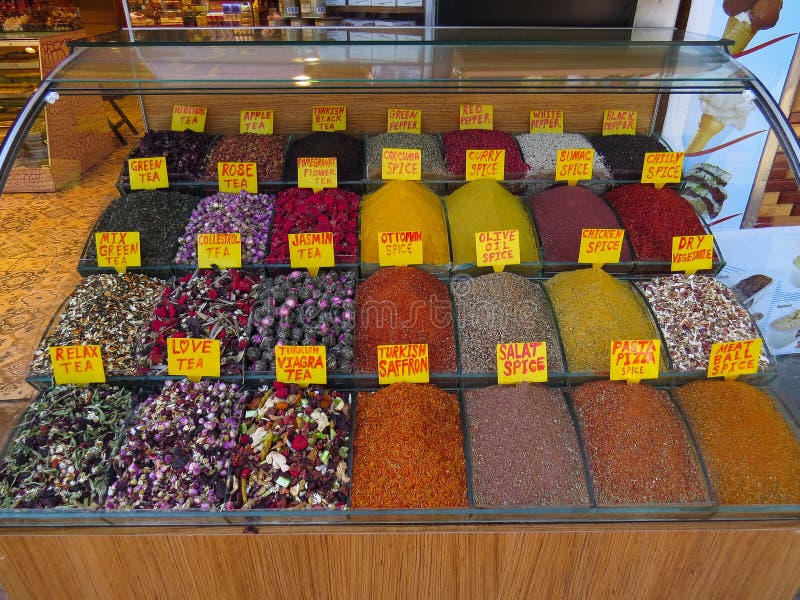 Étalage avec le thé et les épices multicolores Drôle signe en anglais avec les noms de chaque produit photographie stock libre de droits Étalage avec le thé et les épices multicolores Drôle signe en anglais avec les noms de chaque produit photographie stock libre de droits