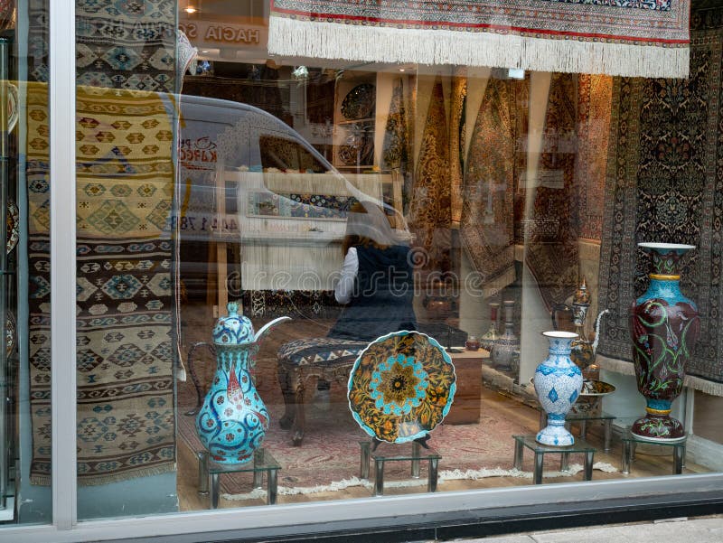 Étalage de boutique de cadeaux d'Istanbul avec les tapis, les vases à porcelaine et les plats faits main authentiques image stock Étalage de boutique de cadeaux d'Istanbul avec les tapis, les vases à porcelaine et les plats faits main authentiques image stock