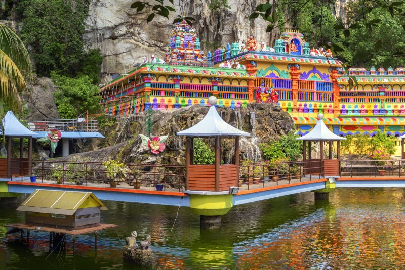 Étang avec les cascades, les ponts et les gazebos artificiels pour détendre sur le fond d'un temple hindou dans le complexe de ca images libres de droits Étang avec les cascades, les ponts et les gazebos artificiels pour détendre sur le fond d'un temple hindou dans le complexe de ca images libres de droits
