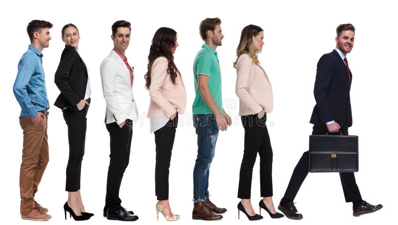 Étapes de valise de participation d'homme d'affaires hors d'une ligne des personnes image stock Étapes de valise de participation d'homme d'affaires hors d'une ligne des personnes image stock