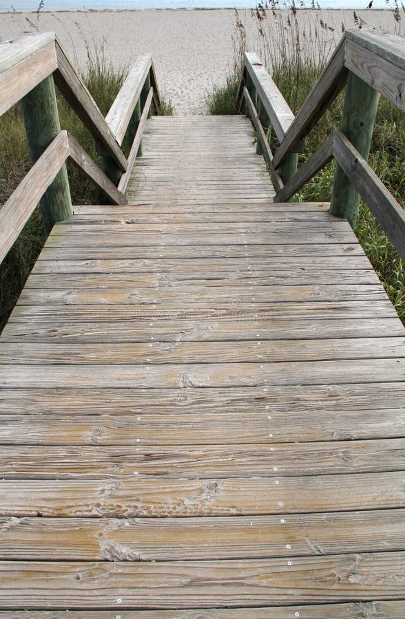 Étapes en bois à la plage photos libres de droits