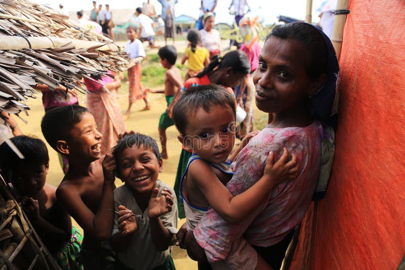 ÉTAT DE RAKHINE, MYANMAR - 5 NOVEMBRE : Les centaines de musulmans Rohingya souffrent la malnutrition grave dans les camps surcha photo libre de droits ÉTAT DE RAKHINE, MYANMAR - 5 NOVEMBRE : Les centaines de musulmans Rohingya souffrent la malnutrition grave dans les camps surcha photo libre de droits