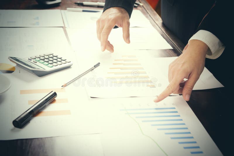 état Homme d'affaires dans le bureau avec des diagrammes image libre de droits état Homme d'affaires dans le bureau avec des diagrammes image libre de droits