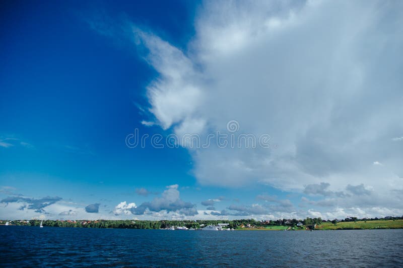 Étendue des réservoirs d'eau, beau nuage images libres de droits Étendue des réservoirs d'eau, beau nuage images libres de droits