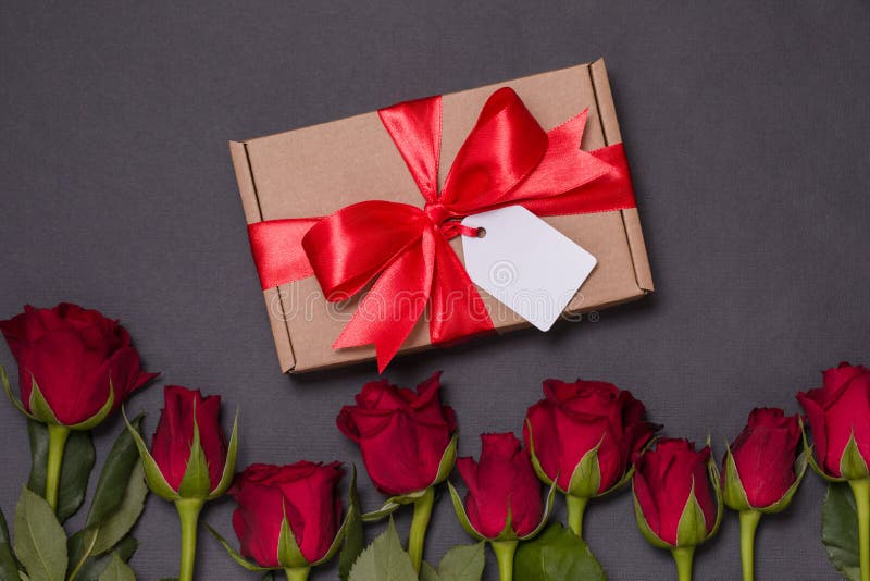 Étiquette d'arc de ruban de cadeau de jour de valentines, roses rouges de fond noir sans couture, l'espace des textes d'exemplair images stock Étiquette d'arc de ruban de cadeau de jour de valentines, roses rouges de fond noir sans couture, l'espace des textes d'exemplair images stock