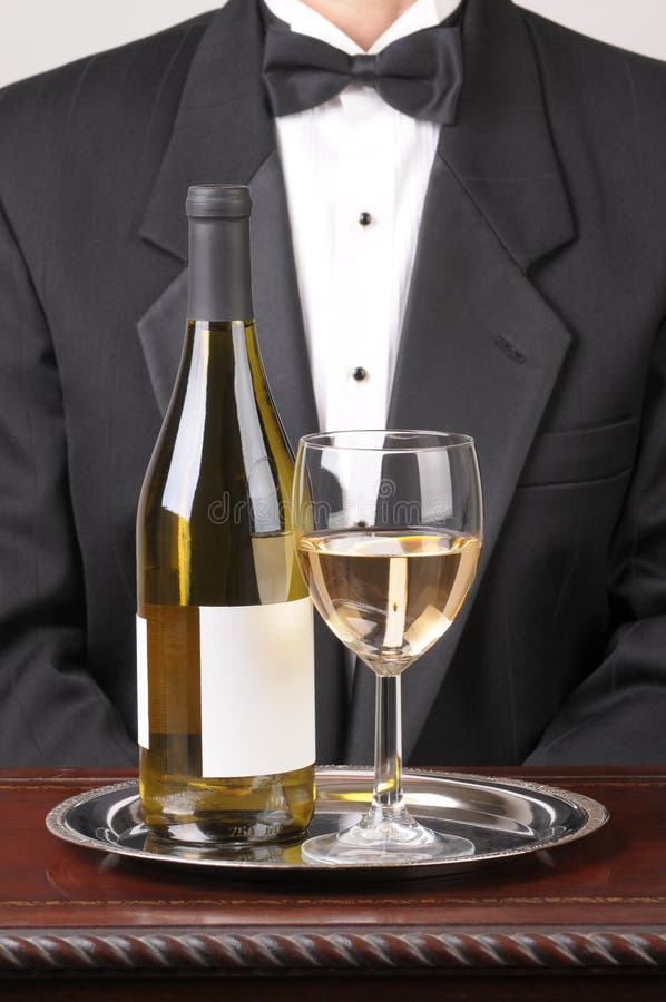Étiquette et glace de blanc de bouteille de vin blanc de serveur images stock Étiquette et glace de blanc de bouteille de vin blanc de serveur images stock