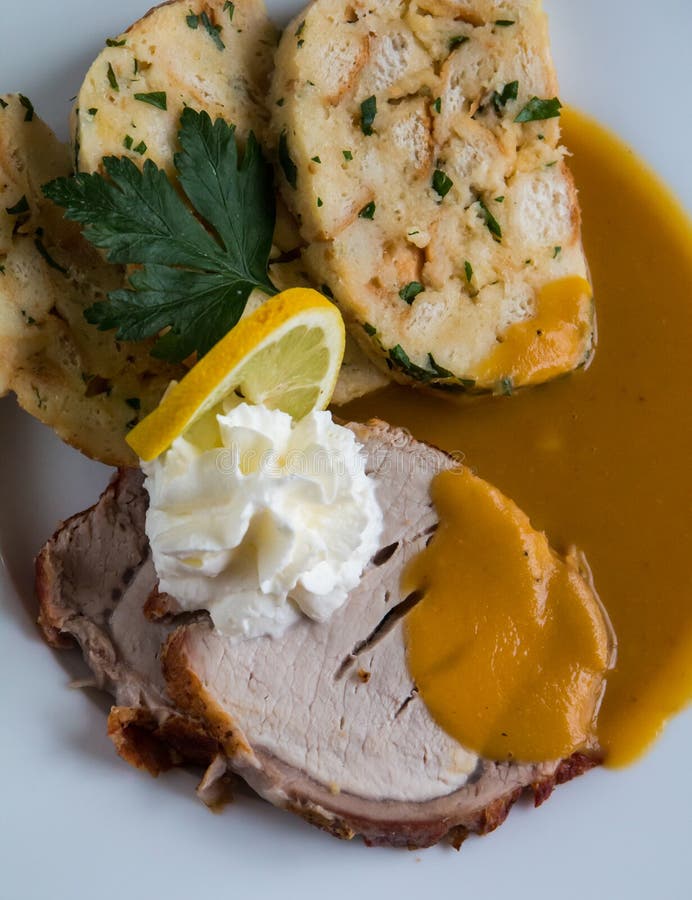 Étoffez l'aloyau avec de la sauce crème et des boulettes de Carlsbad images libres de droits Étoffez l'aloyau avec de la sauce crème et des boulettes de Carlsbad images libres de droits