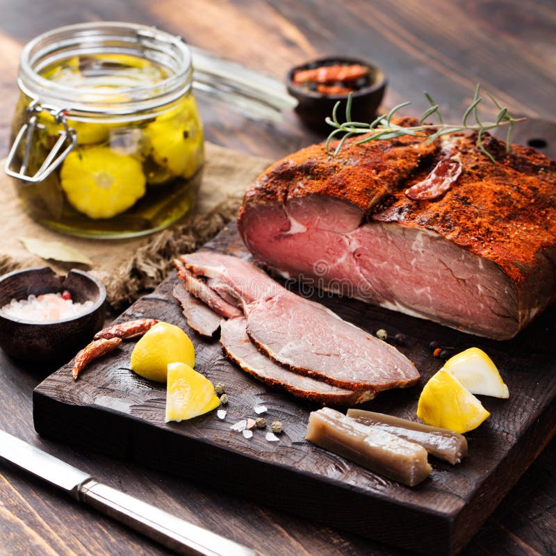 Étoffez la pastrami coupée en tranches, boeuf de rôti avec la cuisine turque marinée image libre de droits Étoffez la pastrami coupée en tranches, boeuf de rôti avec la cuisine turque marinée image libre de droits