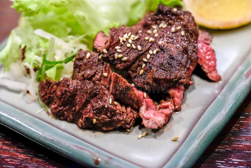 Étoffez le steak rare moyen et les légumes, ribeye grillé photographie stock Étoffez le steak rare moyen et les légumes, ribeye grillé photographie stock