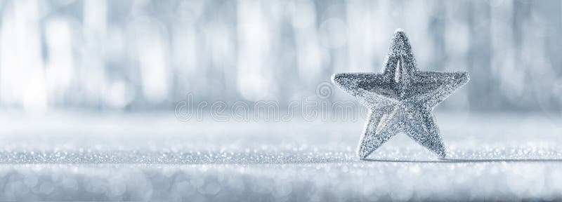 Étoile argentée brillante de Noël avec les lumières de Noël defocused à l'arrière-plan Drapeau de Noël photographie stock Étoile argentée brillante de Noël avec les lumières de Noël defocused à l'arrière-plan Drapeau de Noël photographie stock