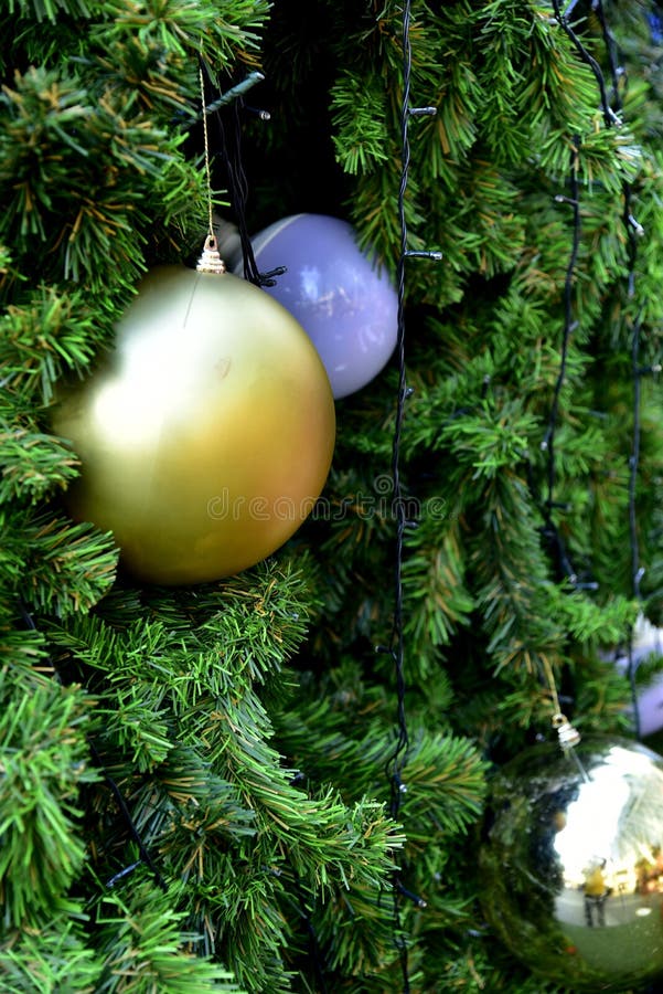 Étoile rouge de ballon de boîte-cadeau d'arbre de Noël de babiole de plan rapproché image stock Étoile rouge de ballon de boîte-cadeau d'arbre de Noël de babiole de plan rapproché image stock