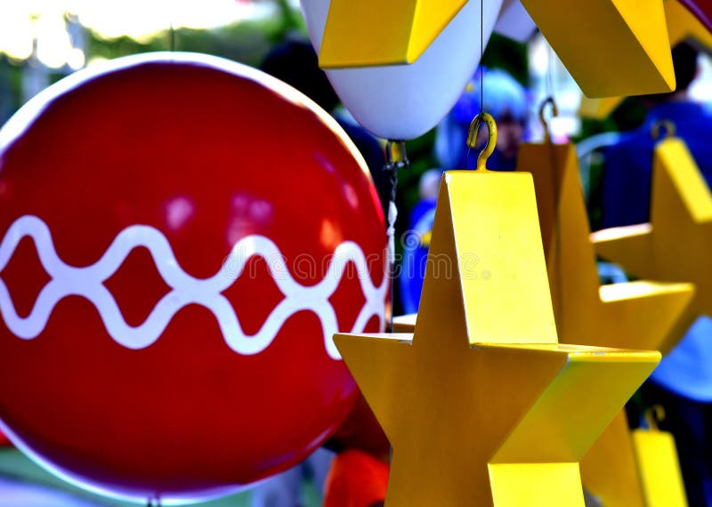 Étoile rouge de ballon de boîte-cadeau d'arbre de Noël de babiole de plan rapproché photo stock Étoile rouge de ballon de boîte-cadeau d'arbre de Noël de babiole de plan rapproché photo stock
