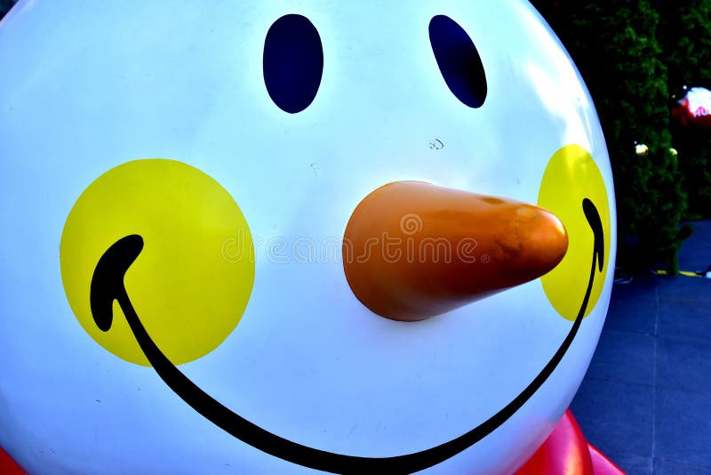 Étoile rouge de ballon de boîte-cadeau d'arbre de Noël de babiole de plan rapproché images stock Étoile rouge de ballon de boîte-cadeau d'arbre de Noël de babiole de plan rapproché images stock
