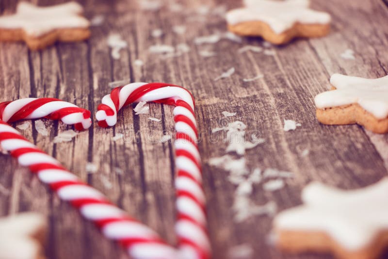 Étoiles de sucrerie et de cannelle de Noël sur le fond en bois photos libres de droits Étoiles de sucrerie et de cannelle de Noël sur le fond en bois photos libres de droits