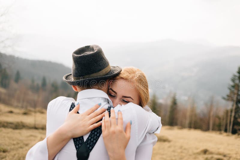 Étreinte chaude entre un homme et une femme photographie stock libre de droits Étreinte chaude entre un homme et une femme photographie stock libre de droits
