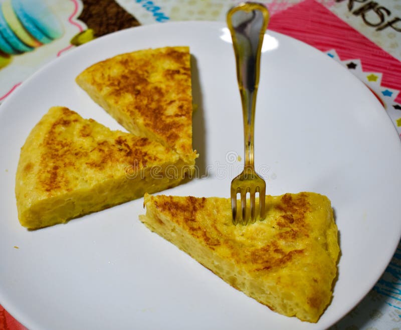 étroit de trois parties d'une omelette espagnole d'un plat blanc sur la nappe d'une table Une partie d'omelette a fixé image stock étroit de trois parties d'une omelette espagnole d'un plat blanc sur la nappe d'une table Une partie d'omelette a fixé image stock