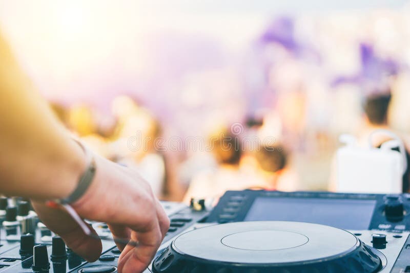 Étroitement de la main du DJ jouant la musique à la plaque tournante sur un festival de partie de plage - portrait d'audio de mél photographie stock libre de droits Étroitement de la main du DJ jouant la musique à la plaque tournante sur un festival de partie de plage - portrait d'audio de mél photographie stock libre de droits