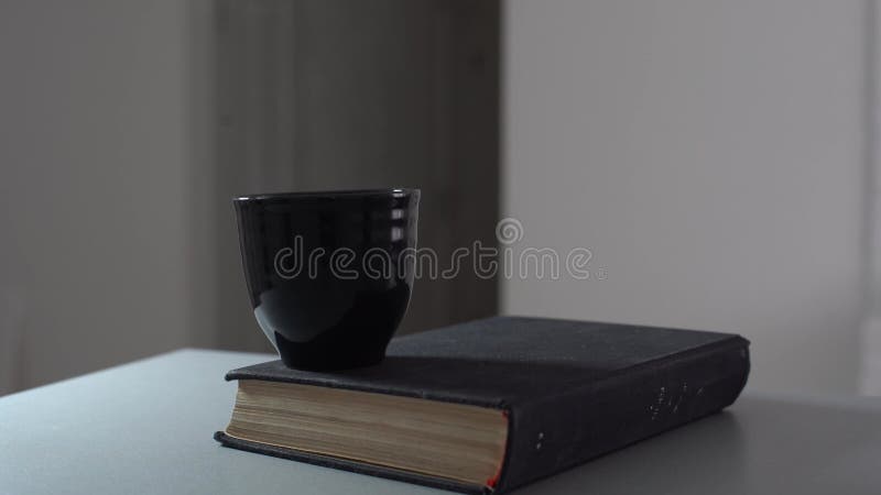 étude biblique personnelle avec une tasse de café banque de vidéos