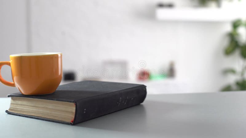 étude biblique personnelle avec une tasse de café clips vidéos