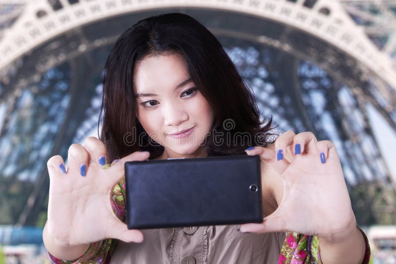 Étudiant adolescent prenant un selfie à Paris photo stock Étudiant adolescent prenant un selfie à Paris photo stock