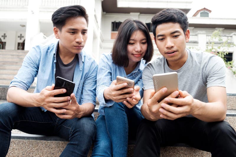 Étudiant adolescent à l'aide du téléphone portable numérique image stock Étudiant adolescent à l'aide du téléphone portable numérique image stock