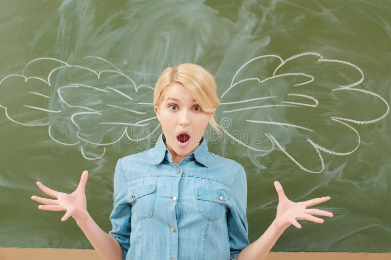 Étudiant avec un dessin de craie sur le fond images stock