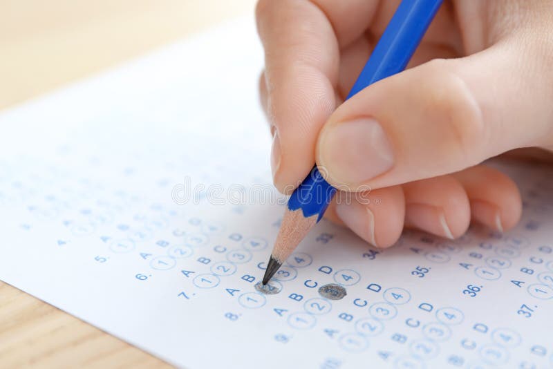 Étudiant choisissant des réponses sous la forme d'essai pour passer l'examen photo libre de droits Étudiant choisissant des réponses sous la forme d'essai pour passer l'examen photo libre de droits