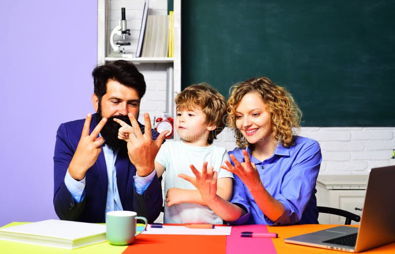 Étudiant de l'école faisant des devoirs de maths avec des tuteurs et apprenant à compter sur les doigts. Mathématiques pour les en photos stock