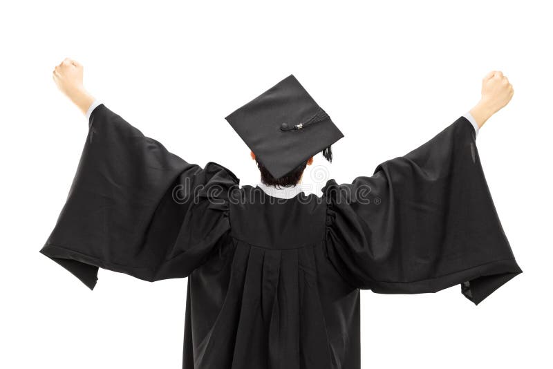 Étudiant de troisième cycle dans la robe d'obtention du diplôme avec les mains augmentées, vue arrière image libre de droits