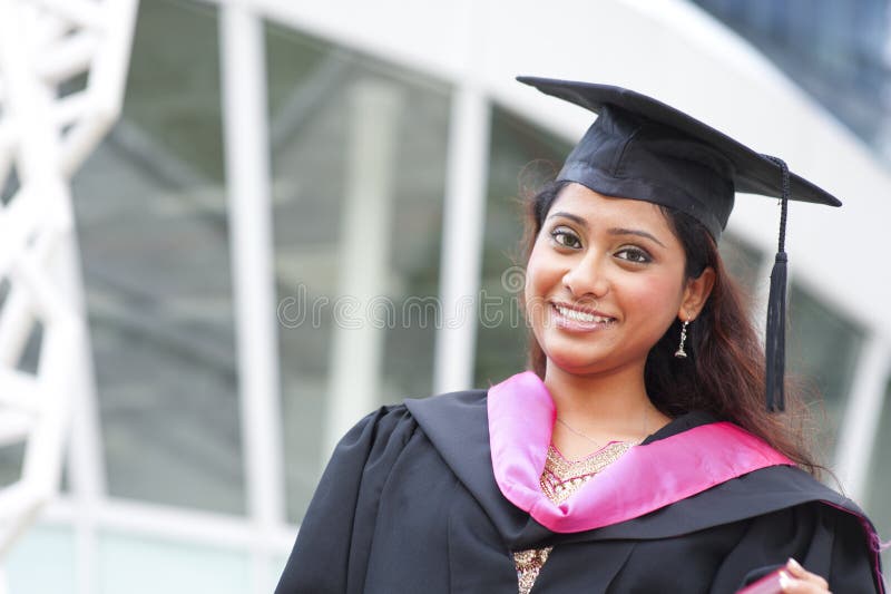 Étudiant de troisième cycle féminin indien photos stock