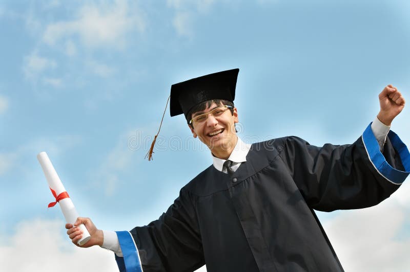Étudiant de troisième cycle heureux dans la robe images libres de droits