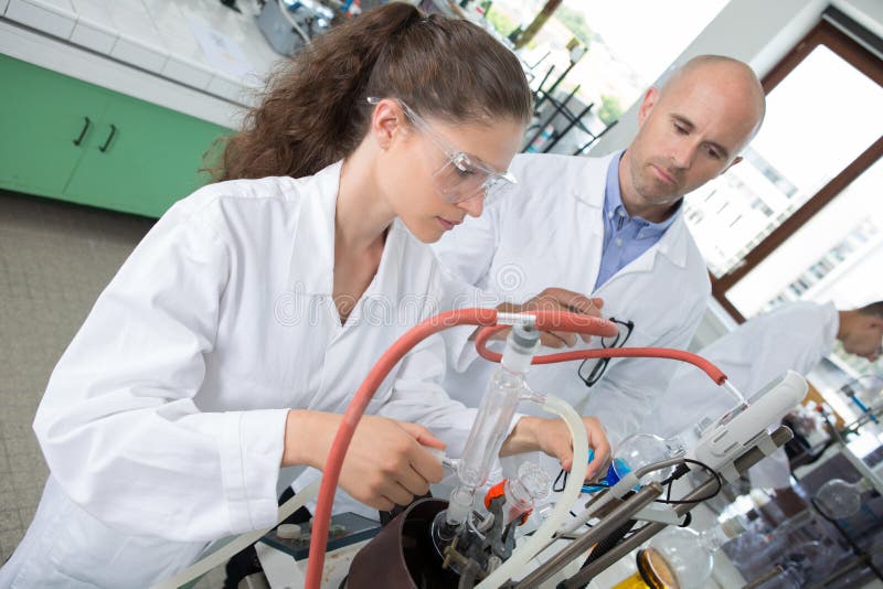 Étudiant et professeur travaillant au bras robotique ensemble photo libre de droits Étudiant et professeur travaillant au bras robotique ensemble photo libre de droits