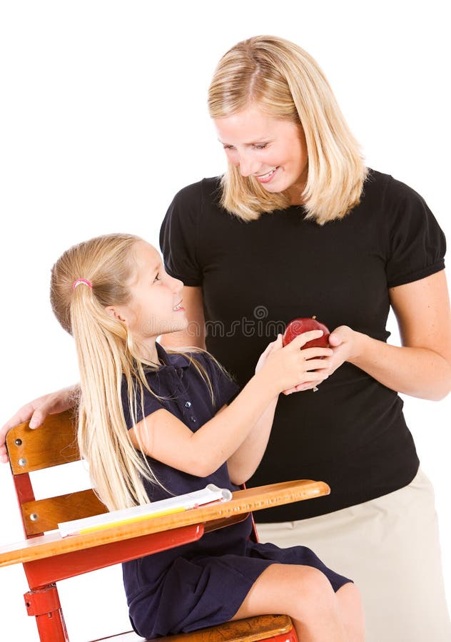 Étudiant : La fille mignonne donne Apple à son professeur image libre de droits Étudiant : La fille mignonne donne Apple à son professeur image libre de droits