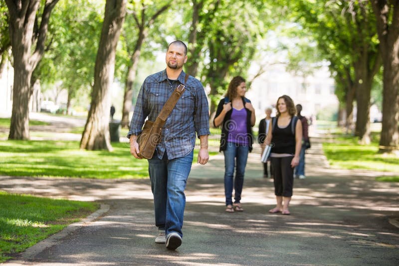 Étudiant masculin sûr Walking On Campus image libre de droits Étudiant masculin sûr Walking On Campus image libre de droits