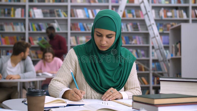 Étudiant musulman d'architecte travaillant avec le croquis clips vidéos