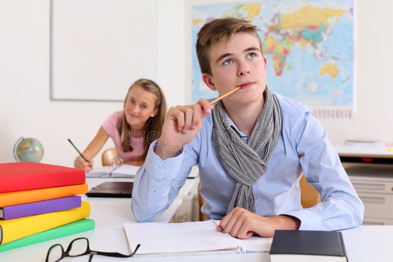 Étudiant pensant dans la salle de classe photographie stock libre de droits