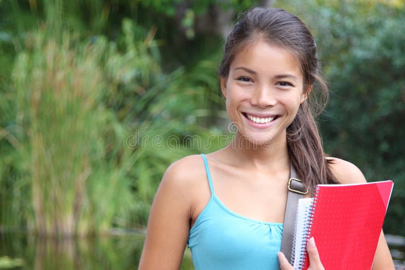 Étudiant universitaire à l'extérieur en stationnement de campus images stock Étudiant universitaire à l'extérieur en stationnement de campus images stock