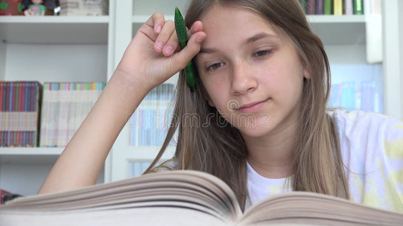 étudiante fille lire livre jeune enfant étudiant dans la bibliothèque scolaire adolescent lit adolescent apprentissage en classe banque de vidéos