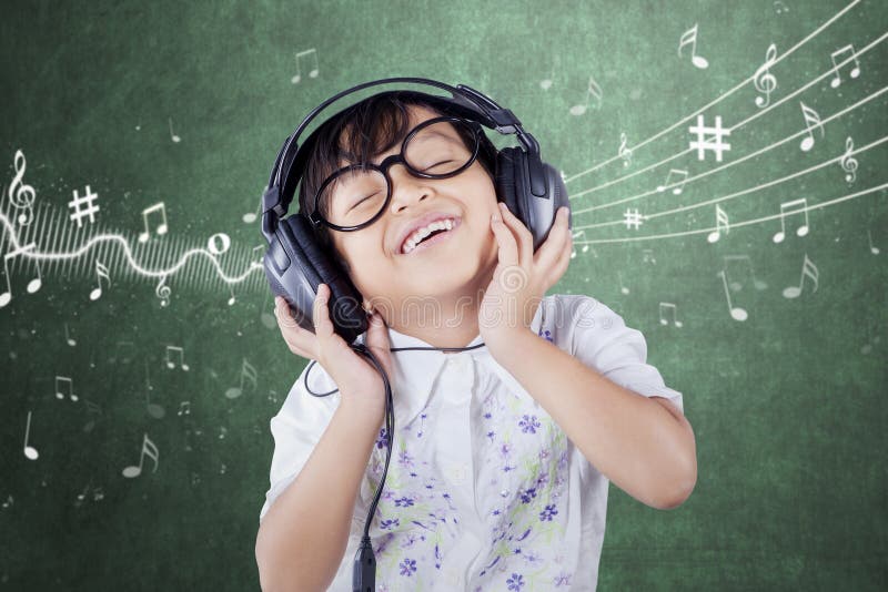 Étudiante Listening Music photo stock Étudiante Listening Music photo stock
