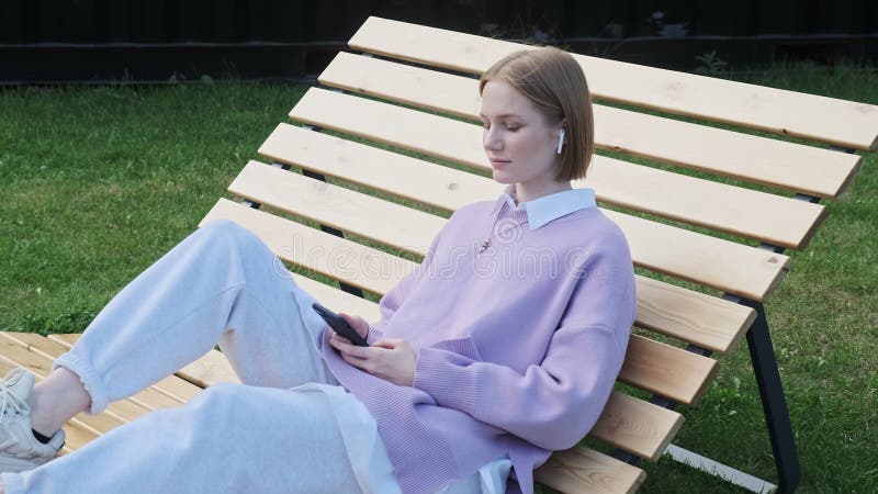 étudiante mélancolique écoute de la musique assise sur un banc clips vidéos