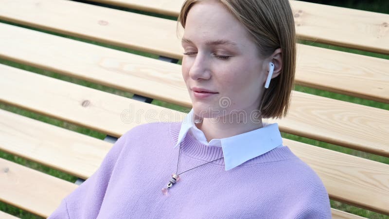 étudiante mélancolique écoute de la musique assise sur un banc banque de vidéos