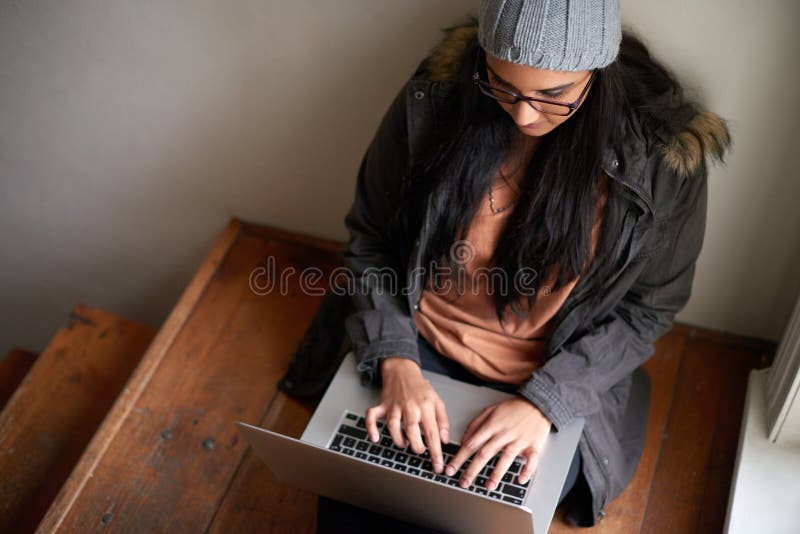 étudiante ou fille à domicile avec ordinateur portable par escalier pour la recherche littérature essai et projet d'affectation. c photographie stock libre de droits