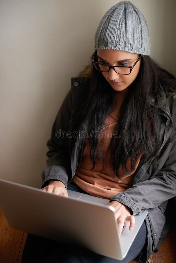 étudiante ou fille à la maison avec ordinateur portable en bois pour la recherche littérature essai et projet d'affectation. conne photo libre de droits