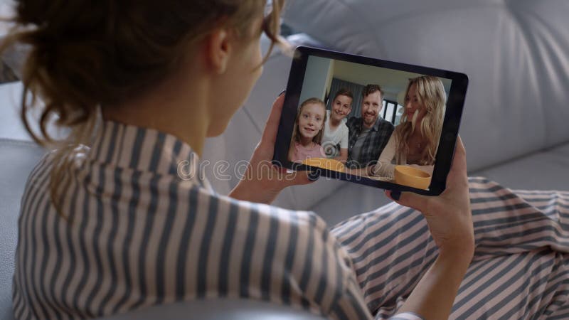 étudiante parler famille en ligne à la maison vue d'épaule. closeup amis se levant la main banque de vidéos