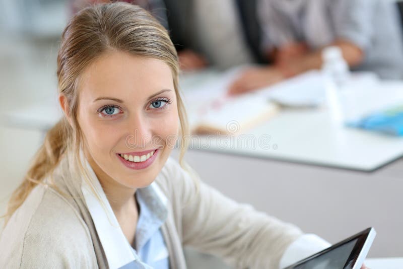 Étudiante websurfing sur le comprimé photos libres de droits Étudiante websurfing sur le comprimé photos libres de droits
