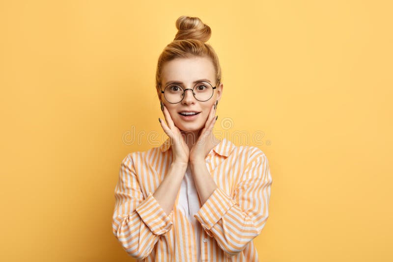 ?tudiante ?l?gante d'Attrctive tenant des paumes sur ses joues photographie stock libre de droits ?tudiante ?l?gante d'Attrctive tenant des paumes sur ses joues photographie stock libre de droits