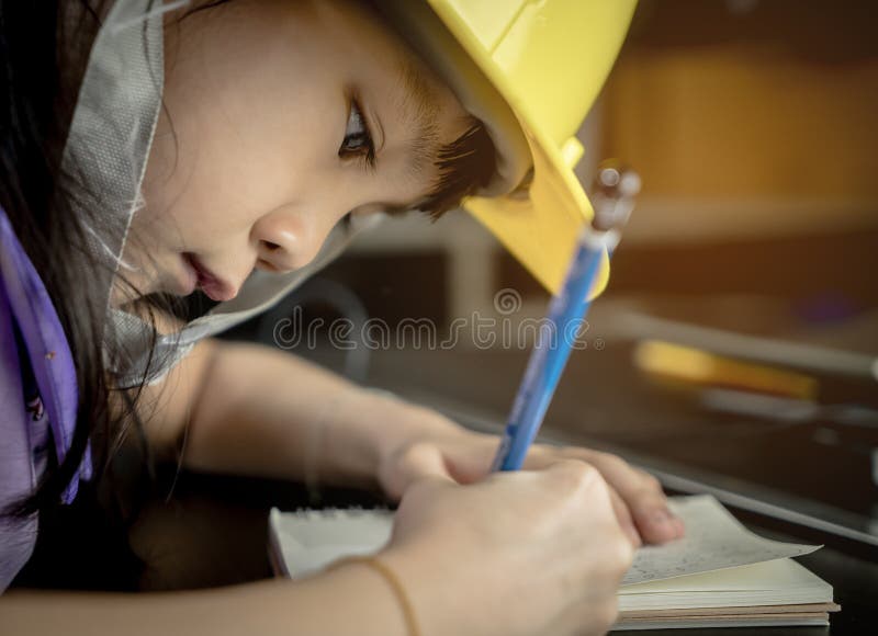 Étudiante étudiant pour l'industrie photos stock Étudiante étudiant pour l'industrie photos stock