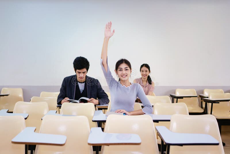 Étudiants adultes avec des mains à la classe photographie stock libre de droits Étudiants adultes avec des mains à la classe photographie stock libre de droits