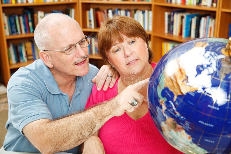 Étudiants adultes avec le globe photos stock Étudiants adultes avec le globe photos stock