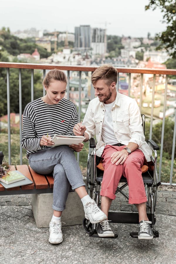 Étudiants avec plaisir positifs discutant leur travail de projet images stock